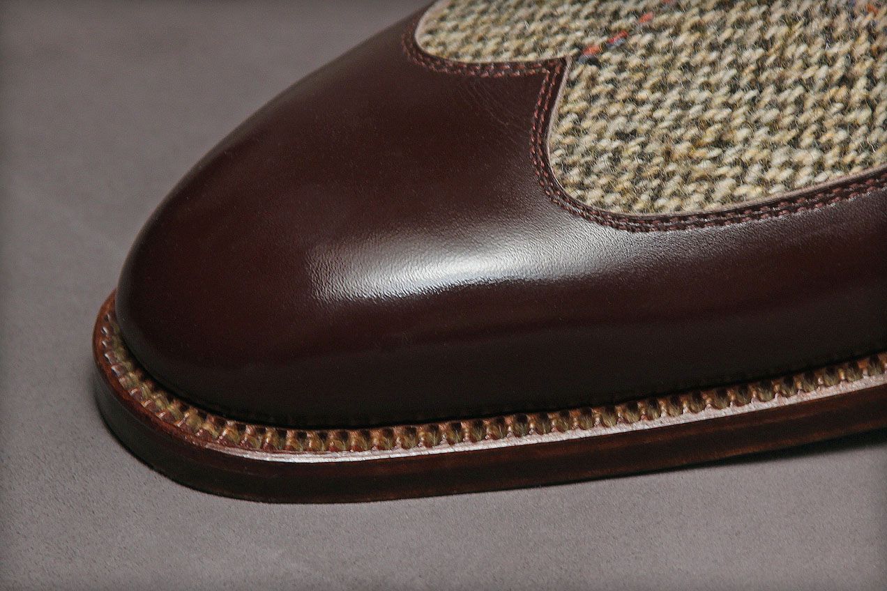 The most popular method for line-stitching soles in handmade shoemaking. In practice it requires sewing two lines for different purposes: the first, now invisible, connects the rib to the insole, while the second – known as doubling – connects the rib to the outsole. In order to sew welted soles, the leather soles must be at least 5 mm in thickness. In industrial shoe production, this sewing method was replaced by the Goodyear method, which usually guarantees high quality craftsmanship.