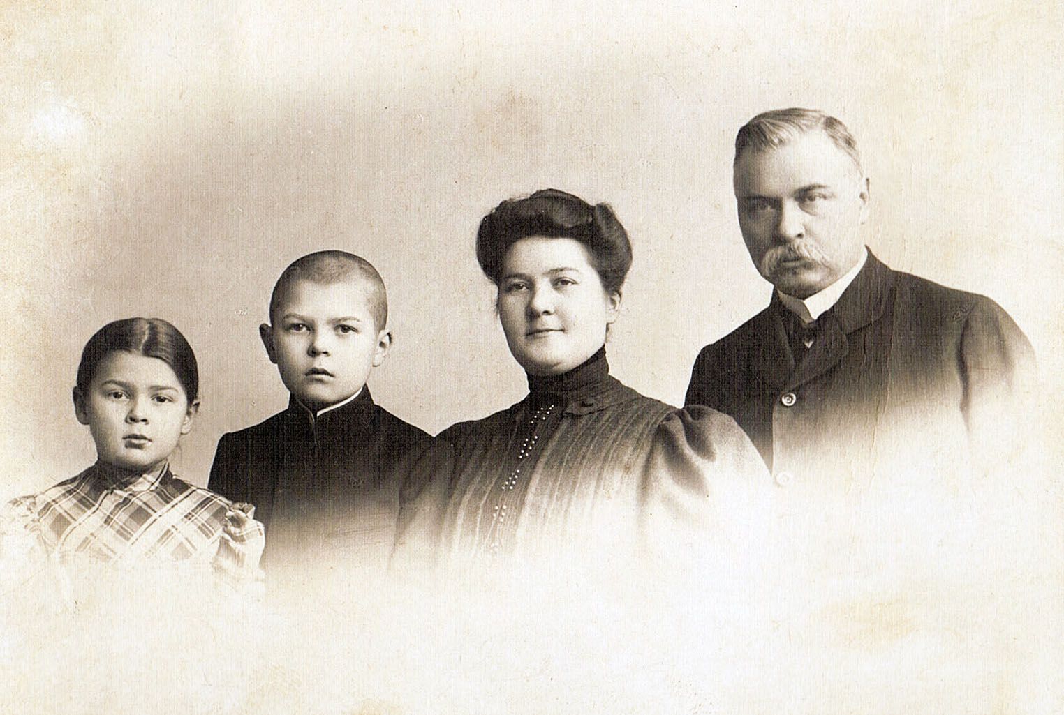 Rodzina Kielmanów, od prawej: Jan, Marianna, młody Wacław i Julia, 1908 r.