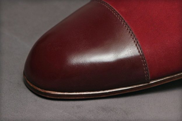 The most delicate way of connecting uppers and soles. Used when the sole leather is too thin to hold the thread. An excellent solution for evening shoes, dancing shoes and women’s slippers.