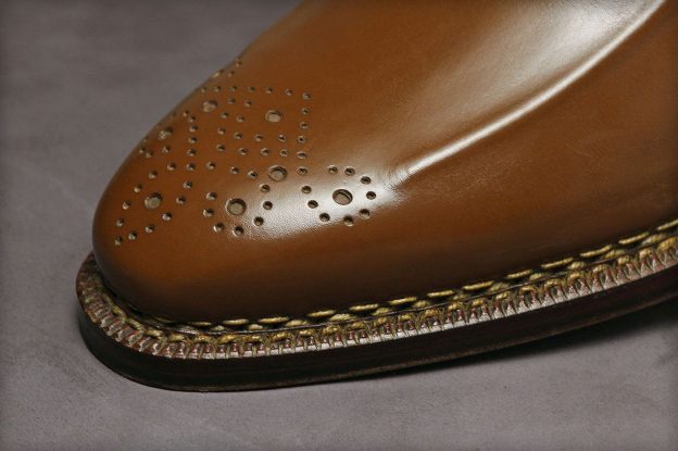 A very old, complicated and durable way of sewing uppers to soles. Developed in Scandinavia for fishermen, longshoremen and foresters who require watertight shoes. At present, this method can be encountered in a few slightly different variants that never fail to emphasize the shoemaker’s high level of skill.